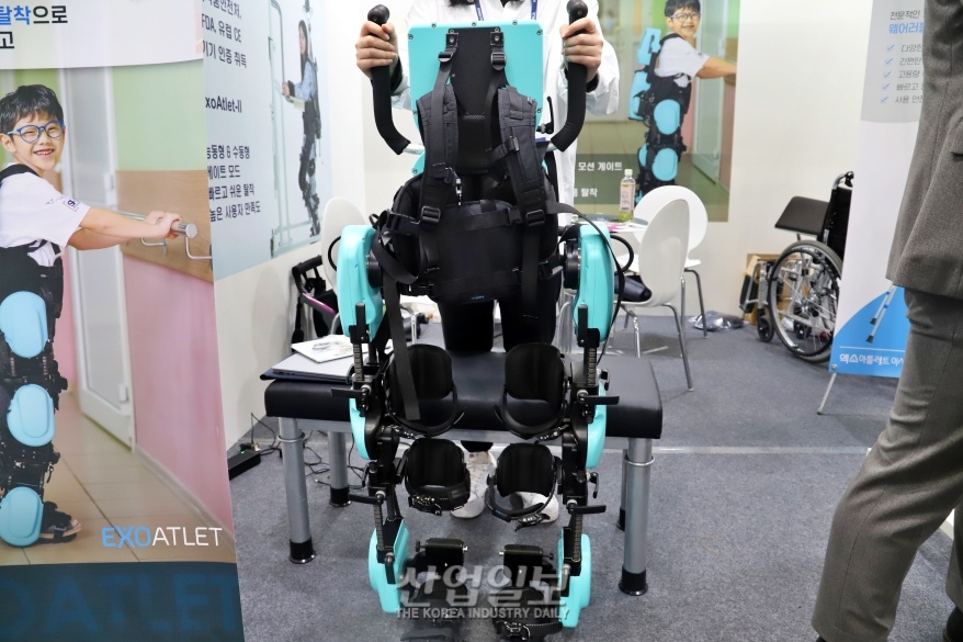 [로보월드] 거동 불편한 환자 돕는 ‘웨어러블형 보행 로봇’