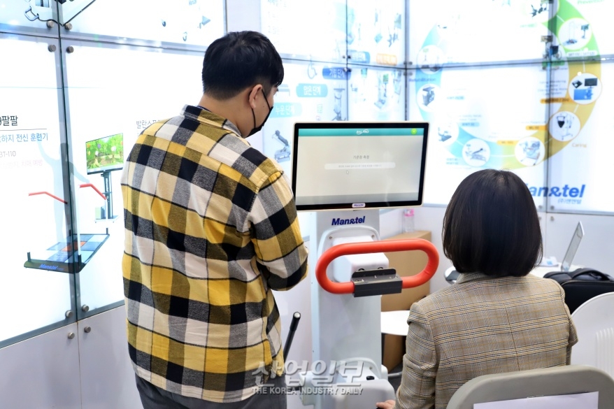 [로보월드] 다양한 콘텐츠 통해 체간 교정하는 “체간 안정화 재활 로봇”