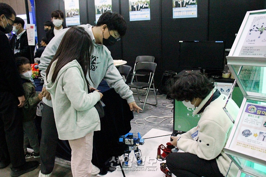 [로보월드] 미래 기술인재가 선보이는 창작로봇들