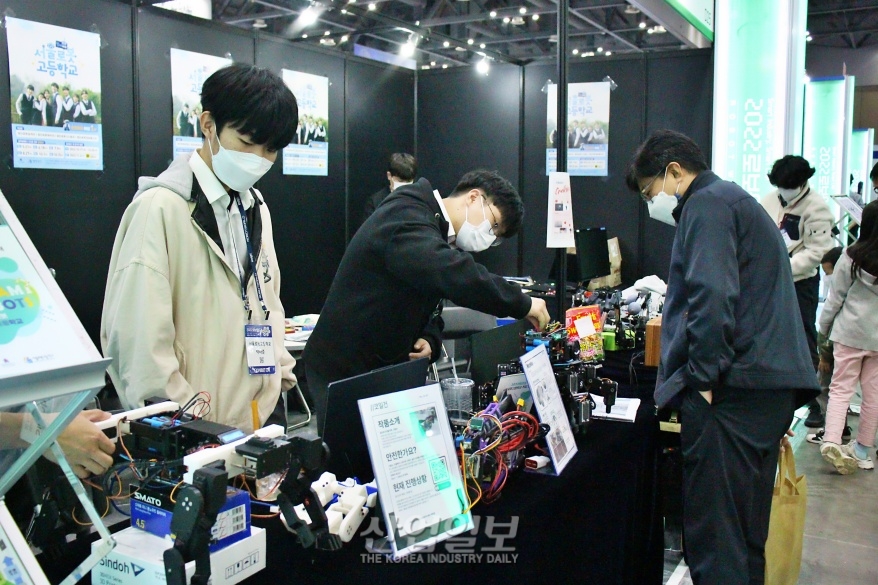 [로보월드] 미래 기술인재가 선보이는 창작로봇들