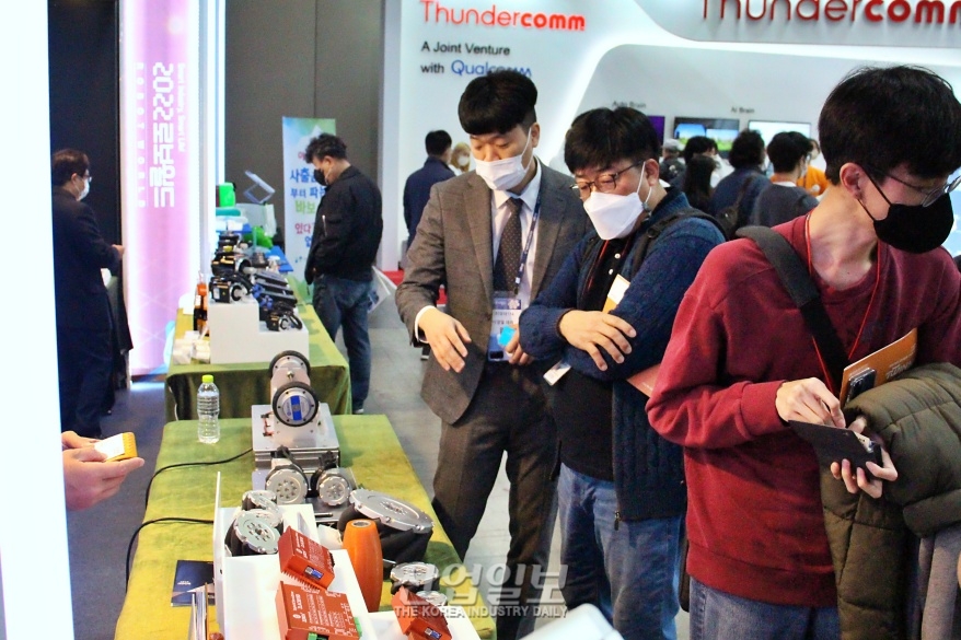 [로보월드] 로봇의 매끄러운 이동 돕는 서보모터들