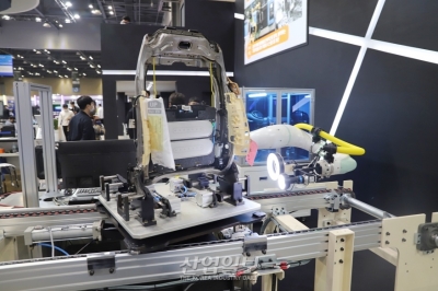 [로보월드] 자동차 시트 프레임 검사 자동화, 작업자 부담 낮춰