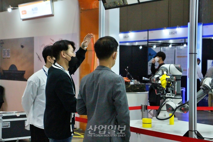 [로보월드] ‘양손’으로 척척… 인공지능 조립