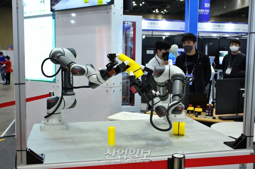 [로보월드] ‘양손’으로 척척… 인공지능 조립