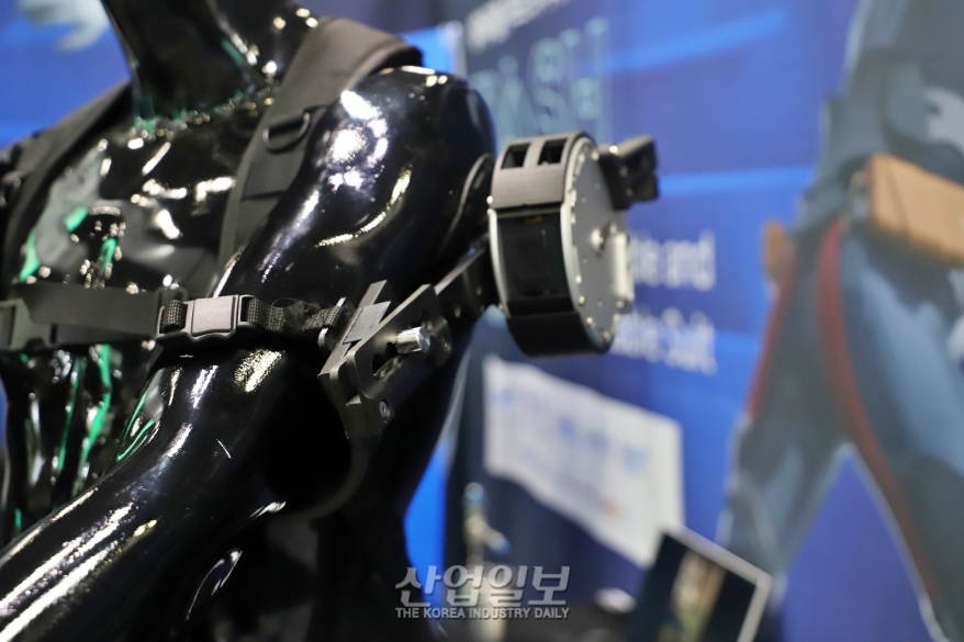 [로보월드] 근로자 근골격계 질환 예방하는 ‘무동력 웨어러블 장비’