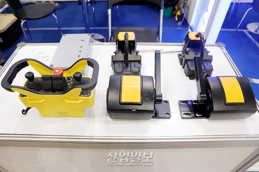 [로보월드] 중장비 원격 조종, 산업재해 예방한다