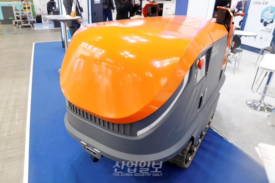 [로보월드] AI 기반 자율주행으로 과수 농장 방제