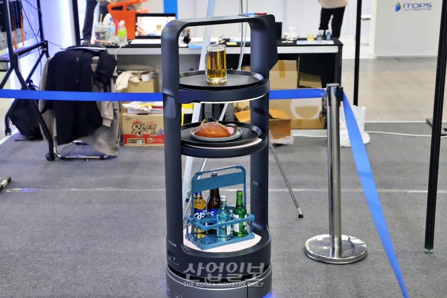 [로보월드] 서빙은 저에게 맡기세요...킨텍스서 등장한 ‘서빙로봇’
