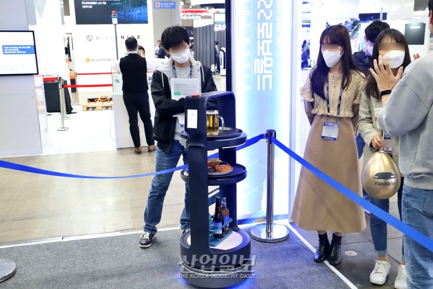 [로보월드] 서빙은 저에게 맡기세요...킨텍스서 등장한 ‘서빙로봇’