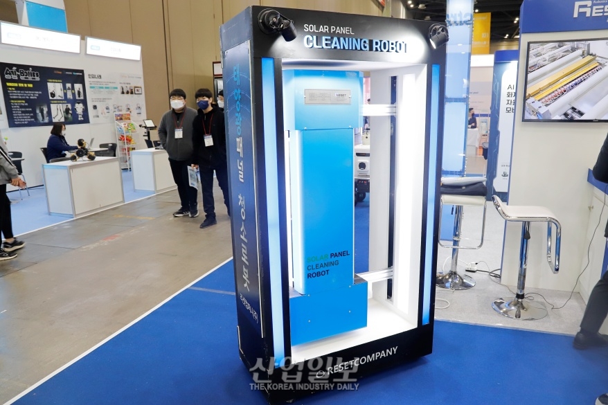 [로보월드] 태양광 패널 청소, 로봇에 맡겨