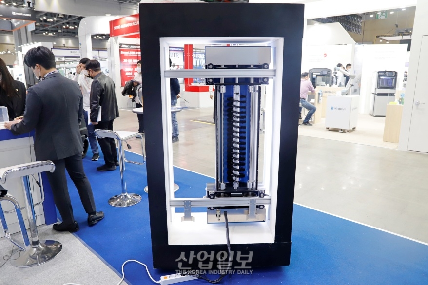 [로보월드] 태양광 패널 청소, 로봇에 맡겨