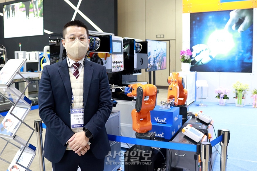 [로보월드] (주)유일로보틱스, 로보월드서 다관절 로봇 선보여