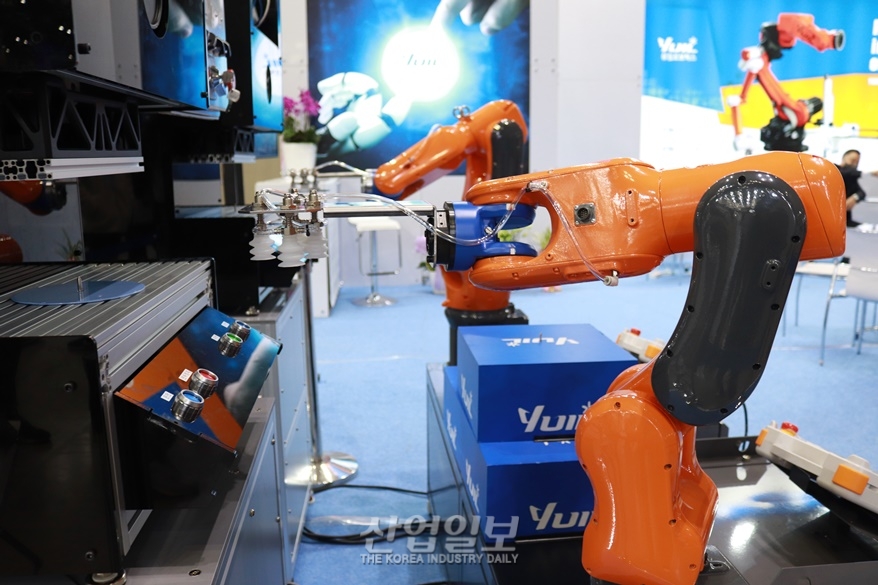 [로보월드] (주)유일로보틱스, 로보월드서 다관절 로봇 선보여