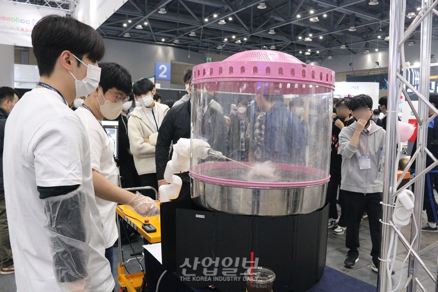 [로보월드] 로봇, 솜사탕 만들어 주고 사진도 출력해준다