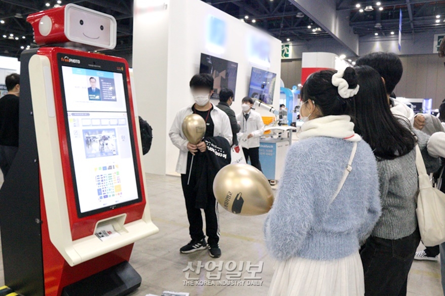 [로보월드] 로봇, 솜사탕 만들어 주고 사진도 출력해준다