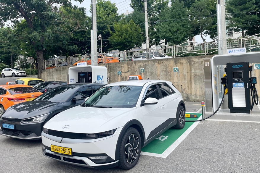 전기차 충전망 선제적 구축, 2020년 대비 4배 증가