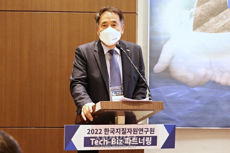 수입에 의존하는 배터리 원자재, 배터리 재활용 기술 활성화 필요