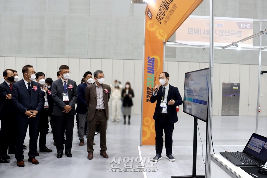 SMATEC 2022 초청 VIP들, 기업의 제품과 기술 설명에 경청