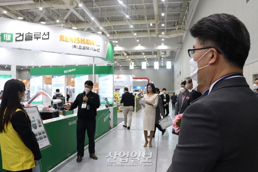 SMATEC 2022 초청 VIP들, 기업의 제품과 기술 설명에 경청