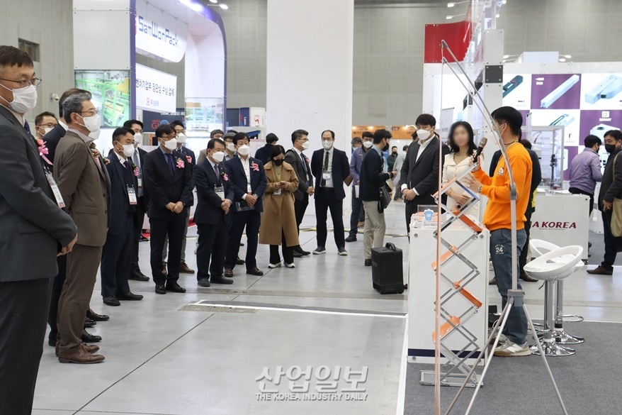 SMATEC 2022 초청 VIP들, 기업의 제품과 기술 설명에 경청