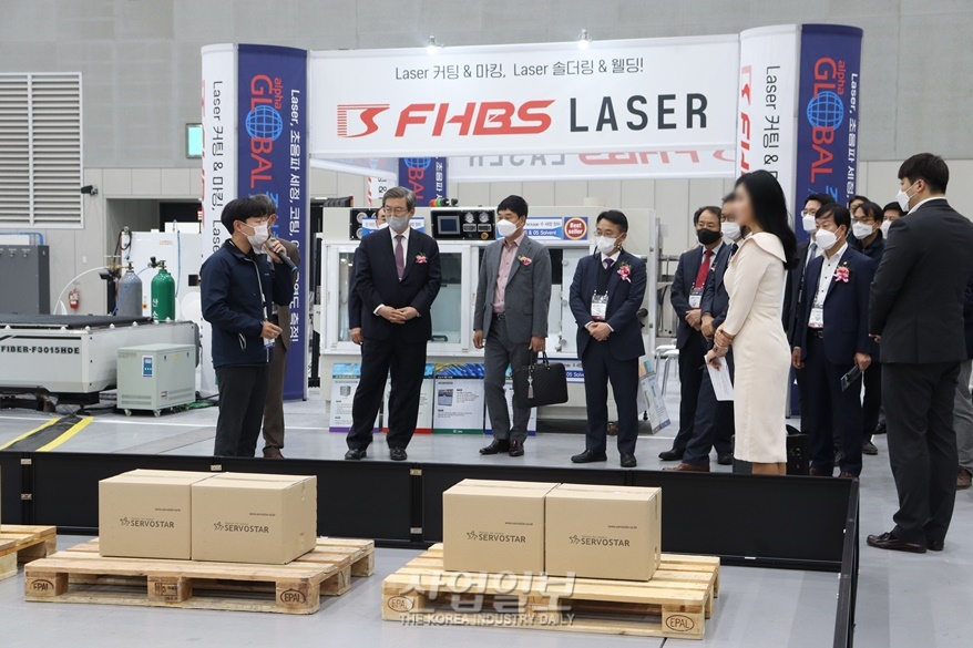 SMATEC 2022 초청 VIP들, 기업의 제품과 기술 설명에 경청