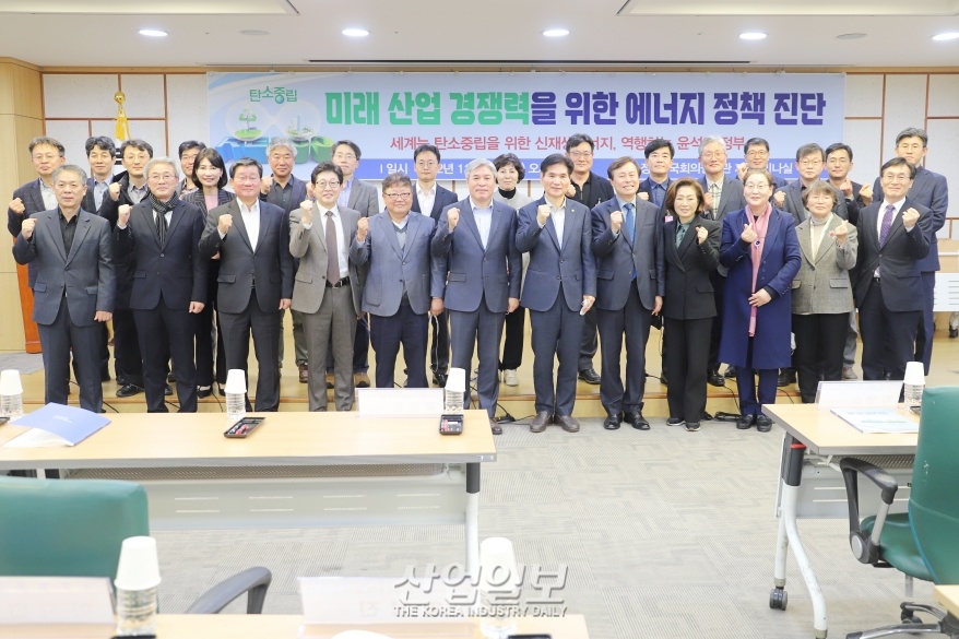 재생에너지 사용량↑…송전망 문제 해결, 정부·기업 대책 필요성 제기