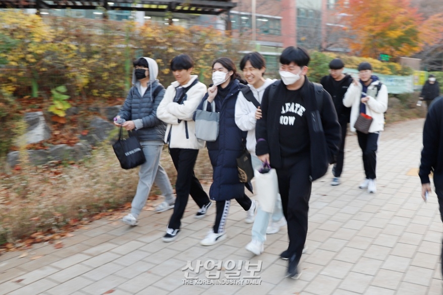 [포토뉴스] “수능 보느라 수고했어, 놀러 가자”