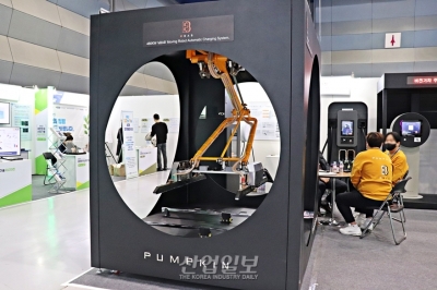 전기 버스 및 화물차, 더 빠른 충전을 위한 로봇 충전기