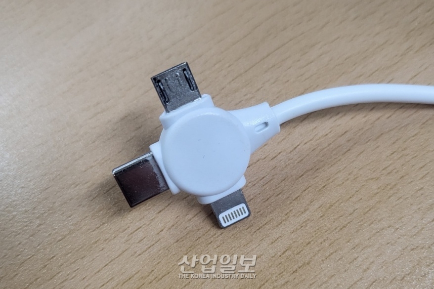 애플, 아이폰15부터 USB-C 타입 포트 도입하나?