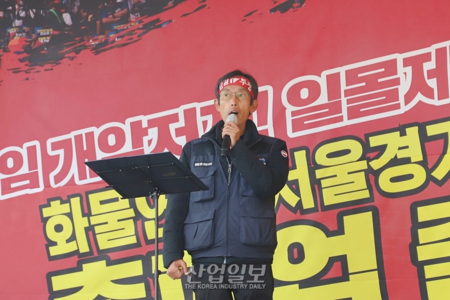 이봉주 화물연대 위원장, 국회 앞 단식농성 돌입