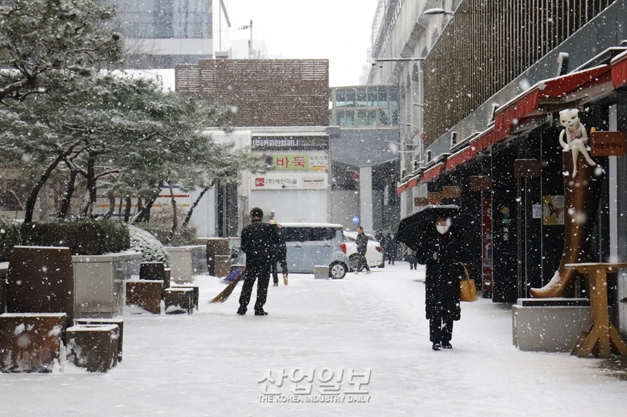 [포토뉴스] 수도권·강원내륙 등 대설주의보 발효…‘함박눈 펑펑’