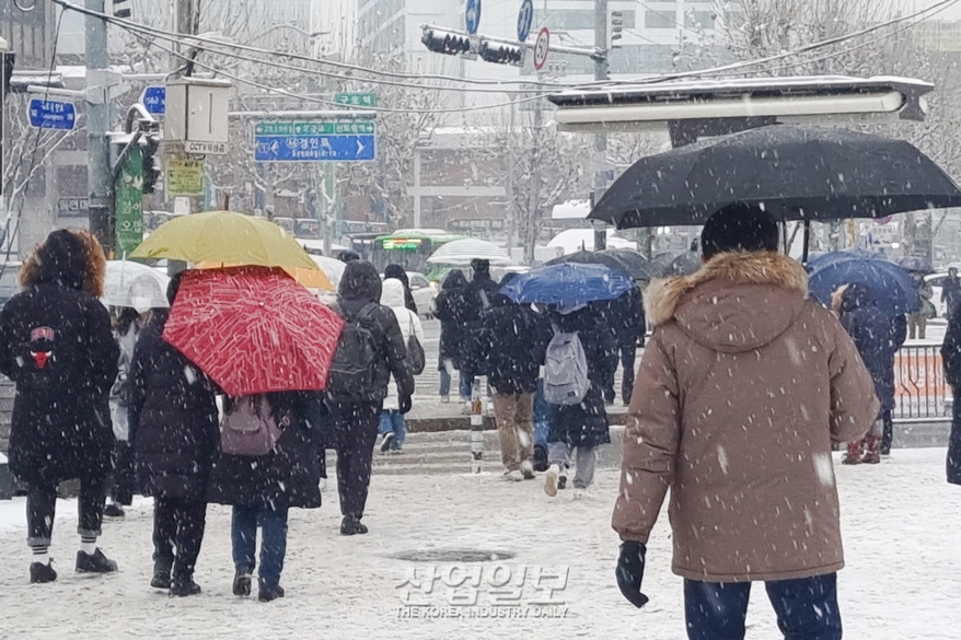 전국 대부분 눈…경기북부·강원내륙 15cm 이상