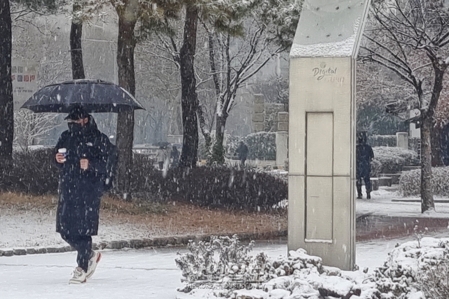 전국 대부분 눈…경기북부·강원내륙 15cm 이상