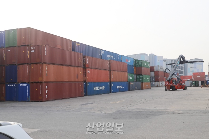 한국, 내년 수출에 ‘빨간불’…어두운 전망 이어져