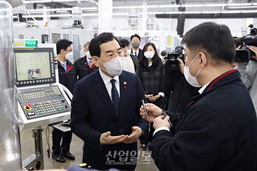 제조 수출 기업의 애로 “제조업 로드맵 일관성 필요…주52시간제, 현장에 부적합”