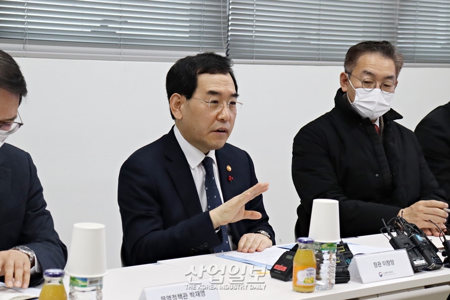 제조 수출 기업의 애로 “제조업 로드맵 일관성 필요…주52시간제, 현장에 부적합”