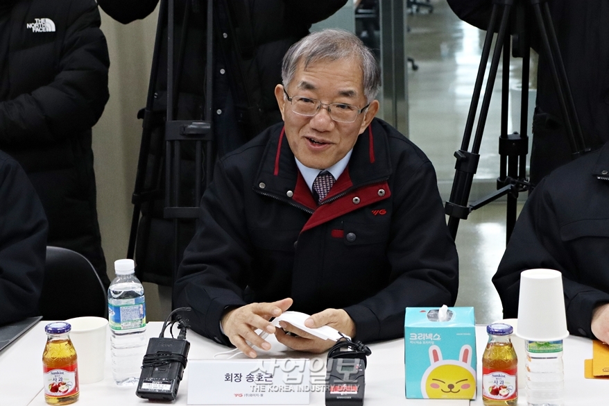 제조 수출 기업의 애로 “제조업 로드맵 일관성 필요…주52시간제, 현장에 부적합”