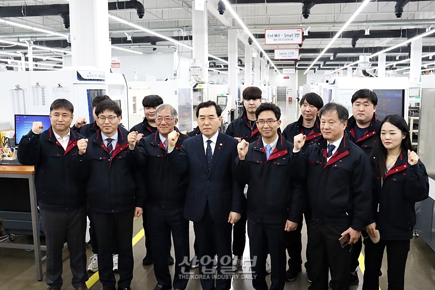 제조 수출 기업의 애로 “제조업 로드맵 일관성 필요…주52시간제, 현장에 부적합”