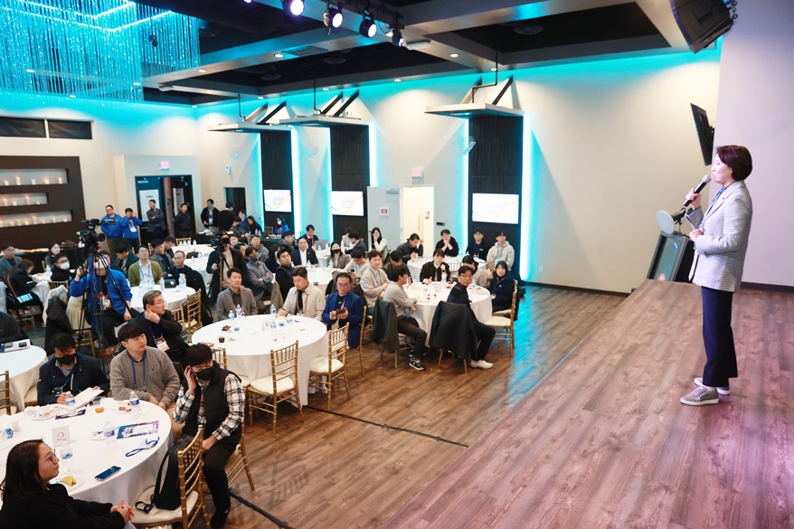 CES 2023에서 축사하는 이영 중기부 장관