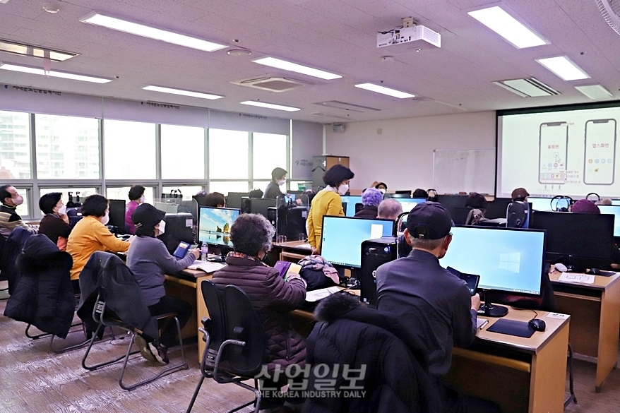 디지털 시대 발맞춰가는 노년…“정보화 교육 수요 증가”