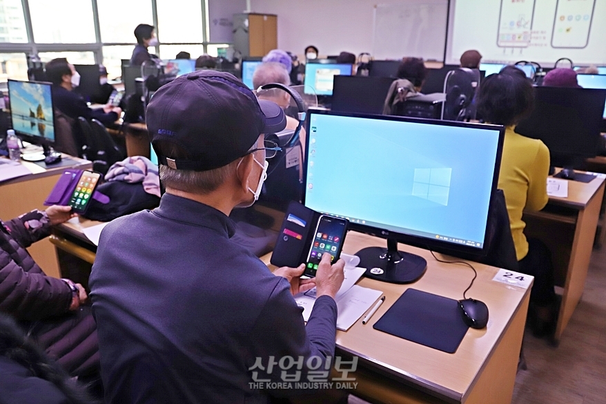 디지털 시대 발맞춰가는 노년…“정보화 교육 수요 증가”