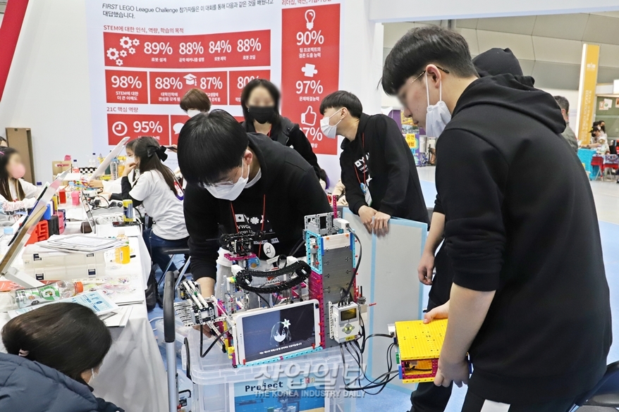 [포토뉴스] 미래 로봇 인재들의 대결 한 판