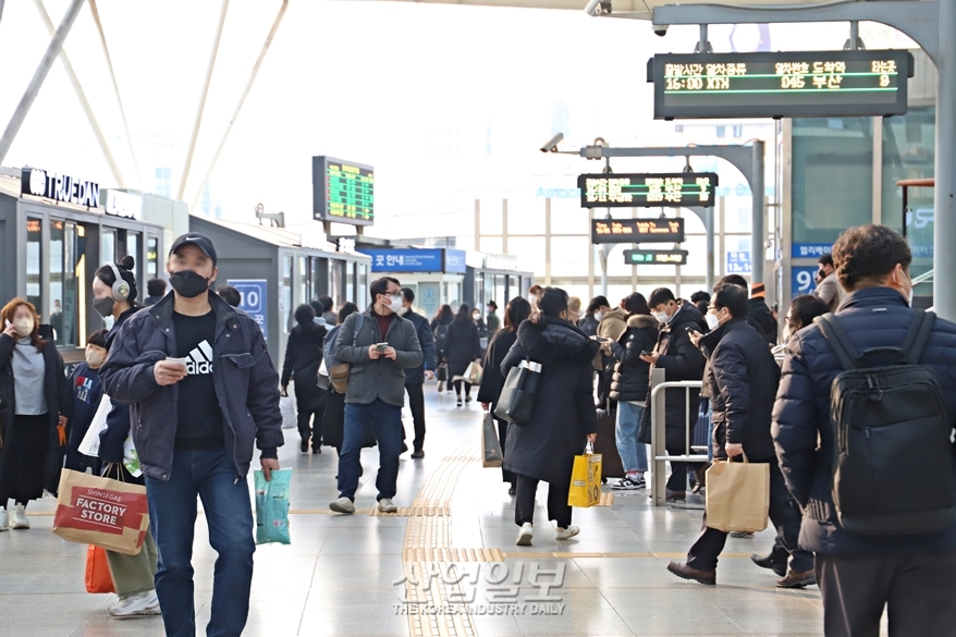 [포토뉴스] 설 명절, 기차로 이동하기 위한 발걸음