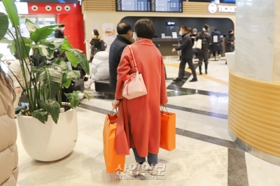 고향 가는 길, 양손에 선물 들고