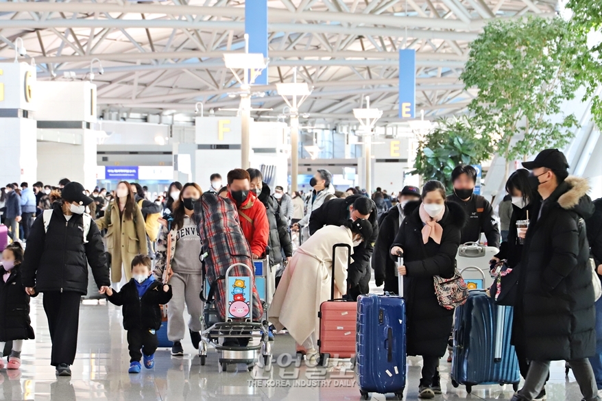 [포토뉴스] 하늘길 열린 설 연휴…총 61만6천여 명 몰린다