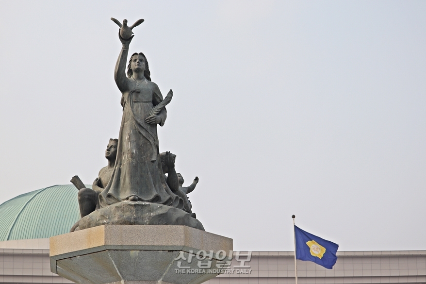 ‘노란봉투법’ 환노위 의결…전경련 “매우 유감”vs한국노총 “의미있는 진전”