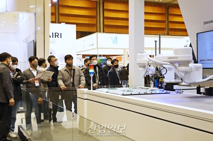 [스마트팩토리·오토메이션월드] 버전 업, 스카라 로봇과 수직다관절 로봇