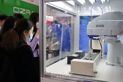 [스마트팩토리·오토메이션월드] '비전 시스템이 지시, 로봇이 골라내는' 무인화 공정