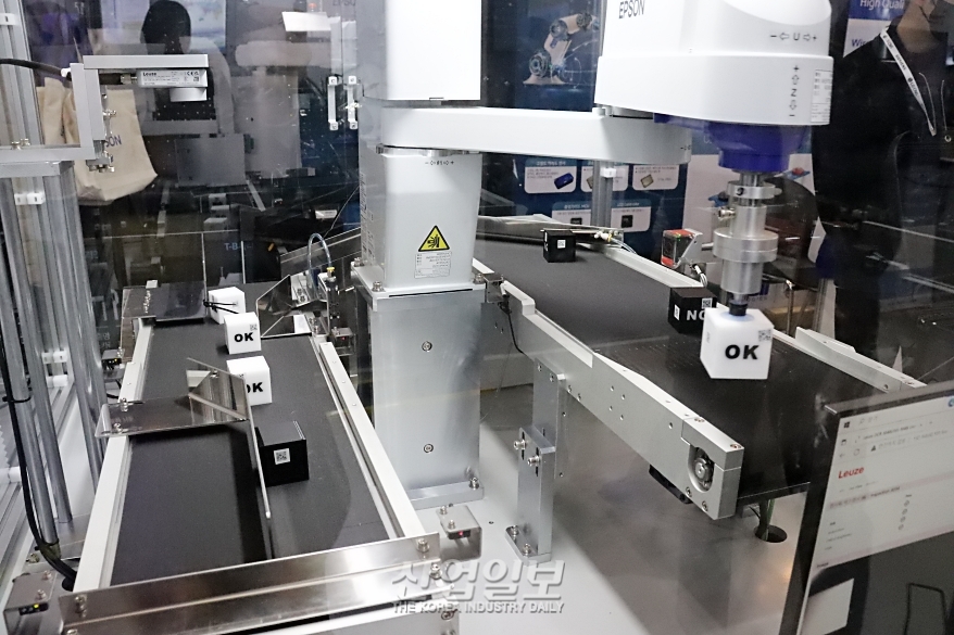 [스마트팩토리·오토메이션월드] '비전 시스템이 지시, 로봇이 골라내는' 무인화 공정