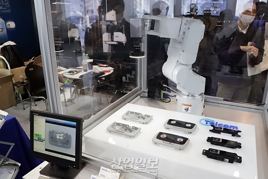 [스마트팩토리·오토메이션월드] '비전 시스템이 지시, 로봇이 골라내는' 무인화 공정